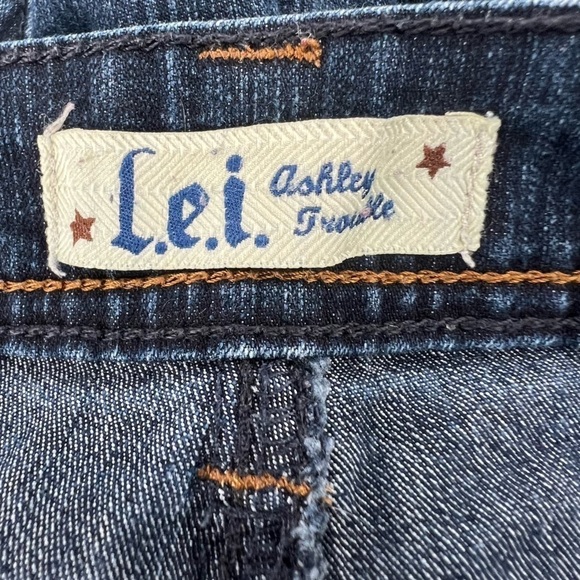 l.e.i. Ashley Trouble Mid Rise Distressed Flare Jeans Size 11 Women’s - Picture 2 of 5